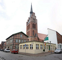 Kirche St. Georg in Grabow; gotischer Backsteinbau. Historisches Fachwerkgebäude - einfache Gewerbearchitektur, Eisdiele.