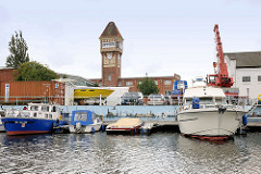 Sportboote am Ufer der Bille in Hamburg Billbrook - historischer Commentz - Turm am Billbrookdeich.