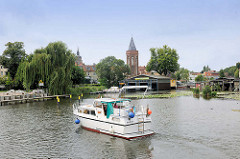 Blick über den Stadtkanal von Brandenburg an der Havel  zum Dom Peter und Paul und den Mühlentorturm.