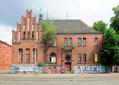 Leerstehendes Backsteingebäude am ehem. Kasernengelände der Kürassierkaserne in Brandenburg an der Havel - junge Bäume wachsen aus dem Gemäuer.
