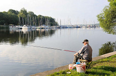 Angler am frühen Morgen an der Havel - Plaue / Brandenburg a. d. Havel - im Hintergrund Marina mit Segelbooten / Margaretenhof.