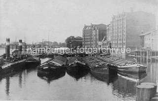 Historische Aufnahme von den Speichern in der Billwerder Bucht in Hamburg Rothenburgsort - Binnenschiffe und Schlepper liegen am Ufer.