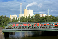 Blick über den Tiefstackkanal in Hamburg Billbrook zur Müllverbrennungsanlage / Müllverwertungsanlage MVA Borsigstrasse - ein Zug fährt über die Eisenbahnbrücke.