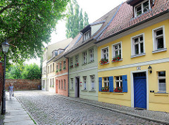 Einstöckige Wohnhäuser, Kopfsteinpflaster - historische Architektur in Brandenburg an der Havel.