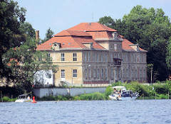 Plauer Schloss - Brandenburg an der Havel; historisches Barockschloss am Plauer See / Havel.