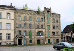Historische Industriearchitektur - Speichergebäude mit gelber Klinkerfassade - Stadt Grabow.