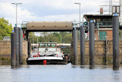Das Binnenschiff Glück auf fährt in die Schleuse Tiefstack in Hamburg Rothenburgsort / Billbrook - die Schleusensignale zeigen Grün.