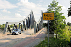 Seegartenbrücke - verbindet die Ortsteile Kirchmöser und Plaue / Brandenburg an der Havel.