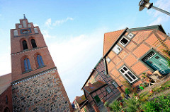 Kirchturm der St. Georgkirche in Grabow - Pastorat, Fachwerkhaus.