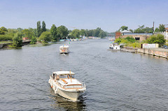 Sportboote auf der Brandenburger Niederhavel in der Stadt Brandenburg.