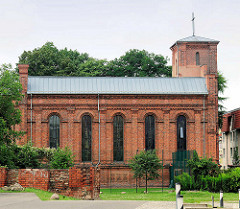 Katholische Pfarrkirche Heilige Dreifaltigkeit in Brandenburg an der Havel - erbaut 1851, Rundbogenstil / Backstein.