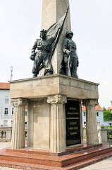 Sowjetische Ehrenmal in Brandenburg an der Havel; 10 m hoher Obelisk mit Bronzefiguren.