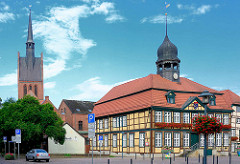 Rathaus von Grabow - erbaut 1727; zweigeschossiger Fachwerkbau im Stil des Barock; Rathausturm - Amtsbaumeister Christian Reichel -  Kirchturm der St. Georgkirche.
