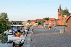 Stadthafen in Grabow an der Elde-Müritz-Wasserstrasse. Im Hintergrund die  Kirche St. Georg; gotischer Backsteinbau.