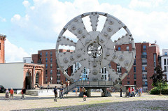 Schneidrad des Elbtunnelbohrers TRUDE; 14,2 m Höhe + 380 t schwere Werkzeug; Industriedenkmal auf dem Gelände vom Museum der Arbeit in Hamburg Barmbek Nord.