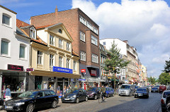 Unterschiedliche Architektur in der Strasse Schulterblatt im Hamburger Schanzenviertel - Wohnhäuser, Geschäfte.