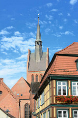 Kirchturm und Fachwerkgebäude in Grabow, Mecklenburg Vorpommern.