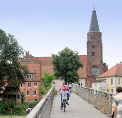 Brücke über den Domstreng zur Dominsel - Brandenburger Dom  - Baubeginn 1165.