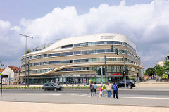 Moderne Neubau am Hauptbahnhof Brandenburg an der Havel - Gesundheitszentrum; Fussgängerampel.