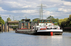 Das Binnenschiff Glück auf fährt in die Schleuse Tiefstack in Hamburg Rothenburgsort / Billbrook - die Schleusensignale zeigen auf Grün.