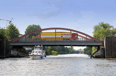 Sportboot auf dem Billekanal in Hamburg Rothenburgsort - Lastwagen, LKW auf der Brücke Billstrasse.