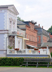 Wohnhäuser in unterschiedlichem Architekturstil - Gründerzeitvilla mit Terrasse; Backsteinhäuser - Villa mit Ziegelfassade; Bilder aus Grabow.