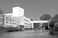 Gewerbegebäude, Gewerbearchitektur am Südkanal in Hamburg Hammerbrook - Häuser am Kanalufer, Fussgängerbrücke.