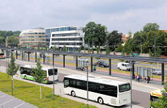 Busbahnhof am Hauptbahnhof von Brandenburg an der Havel - moderne Neubauten im Hintergrund.