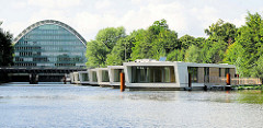 Bürogebäude Berliner Bogen am Hochwasserbassin in Hamburg Hammerbrook - Wohnschiffe, Hausboote; wohnen auf dem Wasser in Hamburg.