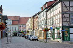 Strasse mit Fachwerkgebäuden in Grabow am Elde-Müritz-Wasserweg.
