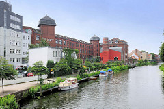 Blick von der Brücke St. Annenstrasse auf den Stadtkanal von Brandenburg an der Havel  - Bootsanleger für Gastlieger / Motorboote, Sportboote - Industriearchitektur umgenutzt zu einem Hotel am Kanalufer.