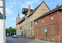 Historische Fachwerkarchitektur / Industriearchitektur in Grabow an der Elde - Speichergebäude mit Kran unter dem Dach.