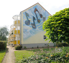 Neubau mit Wandbild in Kirchmöser, Brandenburg an der Havel.