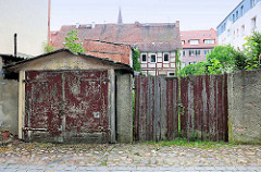 Altes Garagentor - Holztor, Autoeinfahrt in Pritzwalk.