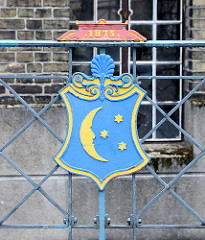 Wappen von Grabow, Mond mit Sternen / Jahreszahl 1875; Eisendekor an der Mühlenbrücke über die Alte Elde.