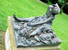 Bronzeskulptur "Die Steinschlägerin" / Steinklopferin im Theaterpark von Brandenburg an der Havel; Bildhauer Karl Janssen, 1902.