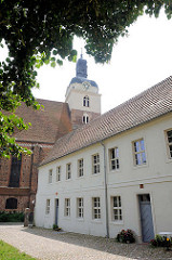 St. Gottardtkirche in Brandenburg an der Havel - spätgotische dreischiffige Hallenkirche - Kirchturm 1767 mit barocker Haube.