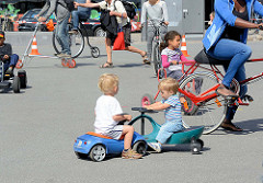 Familienfest beim Museum der Arbeit in Hamburg Barmbek Nord - Fahrradparcour auf dem Bert-Kaempfert-Platz.