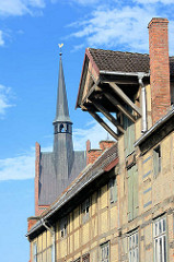 Historisches Speichergebäude / Fachwerk mit Ladevorrichtung unter dem Dach - Bilder aus Grabow an der Elde.