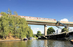 Eisenbahnbrücke in Hamburg Rothenburgsort über den Billhorner Kanal; Liegeplatz für Sportboote. Im Vordergrund die Bille kurz vor der Brandshofer Schleuse.