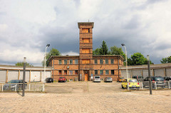 Ehem. Feuerwache von Brandenburg an der Havel - Spritzenturm und Feuerwehrgebäude in Backstein.
