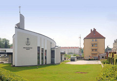 Neubau der Neuapostolischen Kirche in Brandenburg an der Havel; im Hintergrund Wohnblocks.