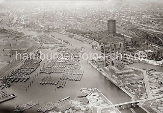 Historische Luftaufnahme von der Billwerder Bucht in Hamburg Rothenburgsort -  Links das Gasometer der Gaswerke in Hamburg Rothenburgsort / Billwerder Ausschlag, rechts die Schornsteine vom Kraftwerk Tiefstack.