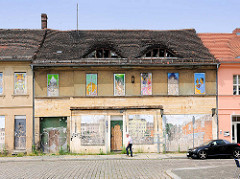 Leerstehende Häuser in Brandenburg an der Havel; mit Holzplatten zugenagelte Fenster.