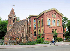 Spätgotischer Backsteinbau der einschiffigen Jacobskapelle in Brandenburg an der Havel - verrückte Kapelle, die 1892 wg. Verbreiterung der Strasse 11 m zurückgesetzt wurde.