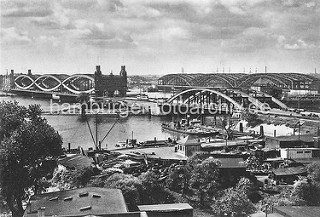 Blick auf die Elbbrücken bei Hamburg Rothenburgsort - im Vordergrund Hafenanlagen von Rothenburgsort und die Einfahrt zum Billehafen / Oberhafenkanal.