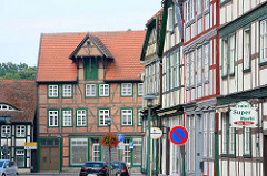 Blick durch die Große Strasse der Fachwerkstadt Grabow zum Pferdemarkt - Fachwerkwohnhaus / -geschäftshaus mit Ladekran am Dach.