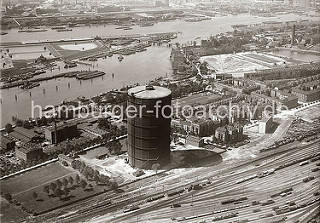 Luftansicht vom das Gasometer der Gaswerke Billwerder Ausschlag, im Vordergrund die Gleise des Rangierbahnhofs Rothenburgsort; rechts oben der Wasserturm der Wasserkunst Rothenburgsort und auf der linken Bildseite Wasserbecken / Filterbecken der