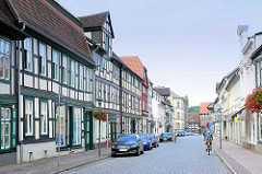 Strasse mit Fachwerkgebäuden in Grabow an der Elde.