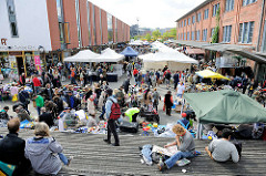 Flohmarkt auf dem Gelände des Hamburger Schlachthofs auf der Sternschanze. Flohmarktstände, FlohmarktbesucherInnen.